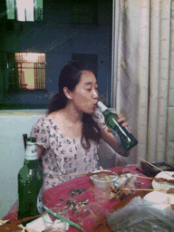 搞笑gif:姑娘的酒量真是惊人,请问谁敢带回家吗!