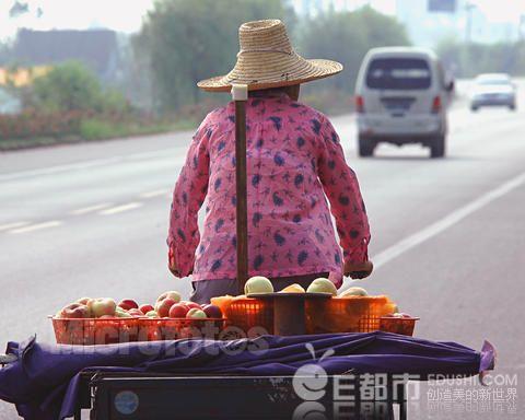 手机被老太撞坏上千元女生被卖手机水果撞坏图片图片老太艾滋病的图片