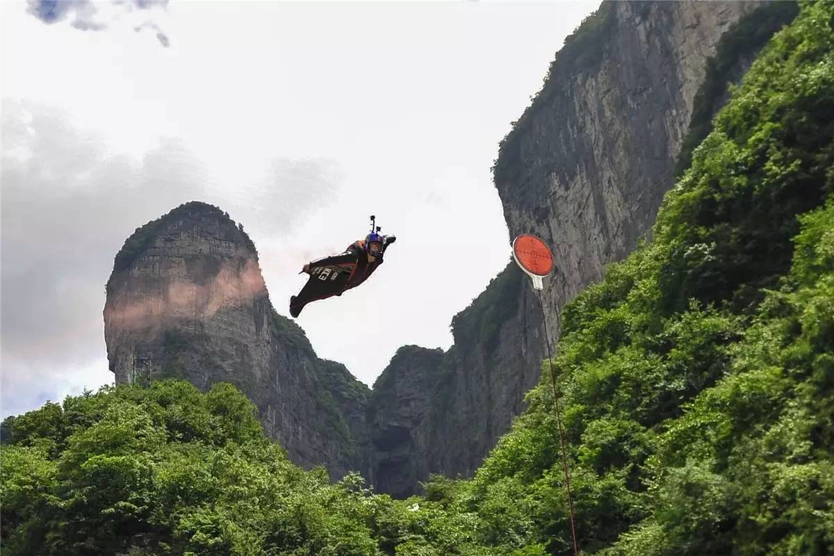 翼装飞行穿移动靶!中国翼装侠天门山创新纪录