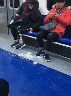 高考感觉自己没考好,心里很难受,偷摸的抹了几滴眼泪,趁家里没人