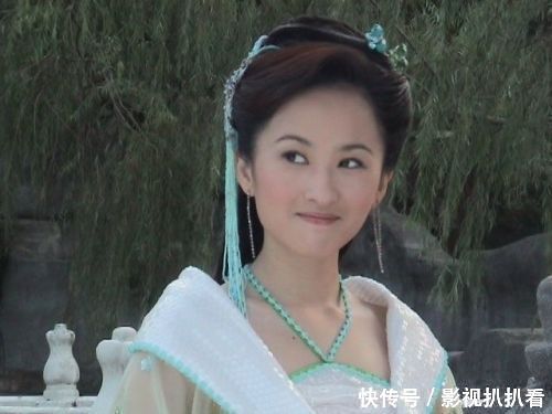 杨蕊,饰演的五个字青儿,她灵力丽质,穿着青白相间的挂脖裙,清秀晶莹
