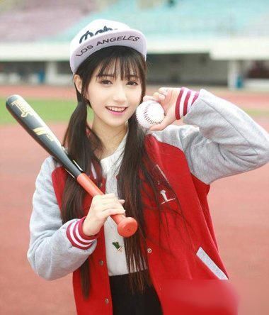 女生棒球帽双扎马尾辫发型