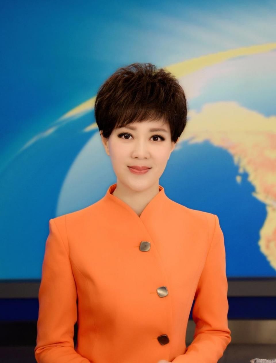 央视美女主播晒素颜生活照,台上台下判若两人!