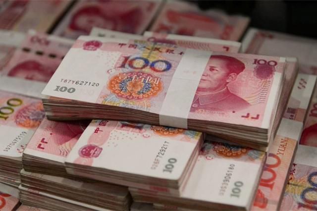 轻声对我说"妈,我们两口子赶不上我姐他们一家,这两千块钱你别嫌少