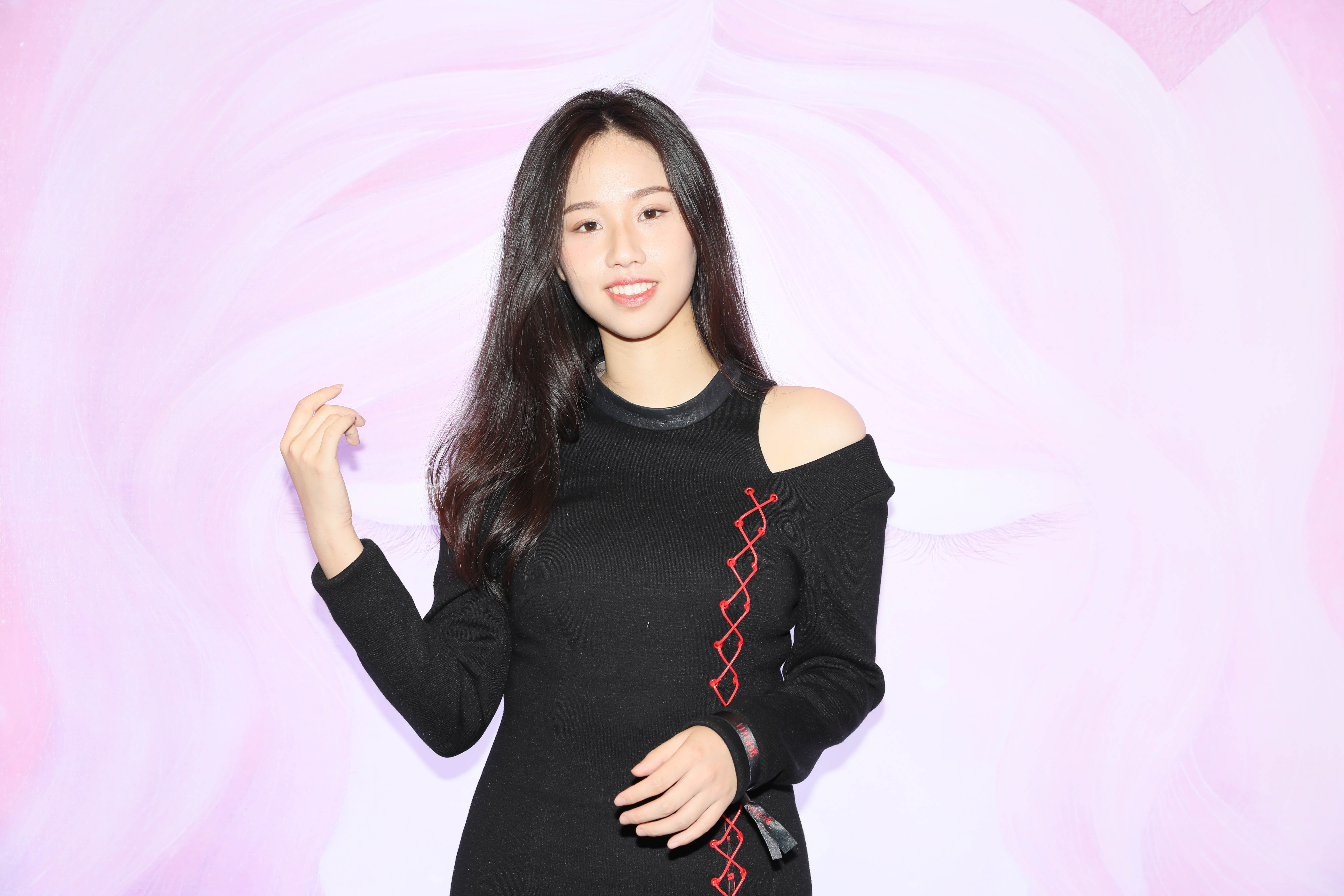 孟慧圆受邀出席时尚活动 长裙露肩化身少女精灵