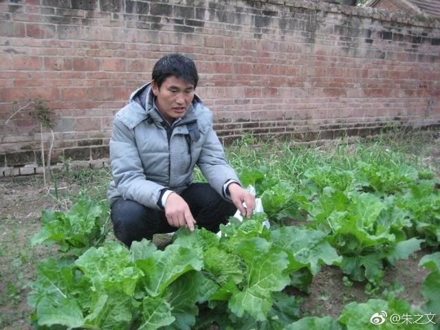 发出照片的同时,朱之文还问网友"这张照片是不是显年轻,言语中满满都