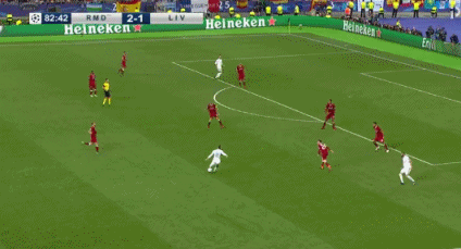 而贝尔攻入的第二球就是电梯球的正确解读,飘忽不定的行球路线造成了