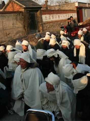 农村老头去世,出殡当日晴天炸雷,击飞棺材盖,天怒人怨