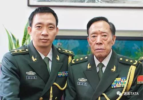 病榻上的董万瑞将军与孙子在一起