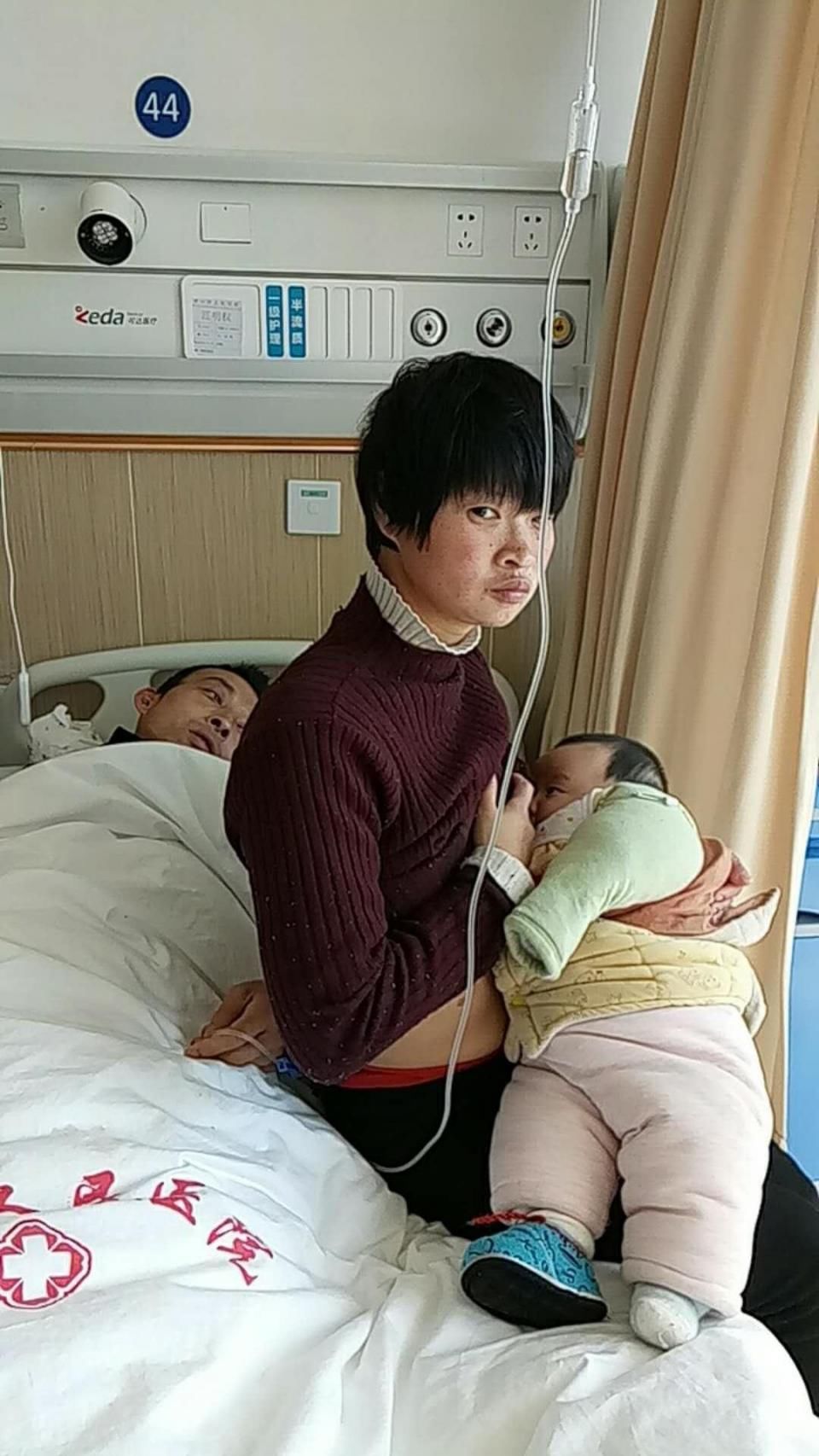 5年离世4亲人,智障妻子带婴儿医院照顾丈夫