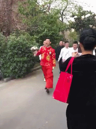 搞笑gif动图:开车困的时候教你一招,道具一定要是好几