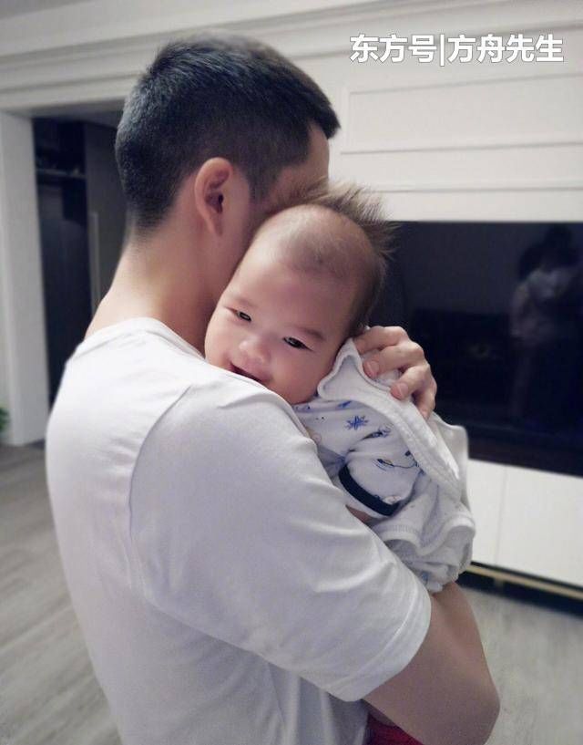 王栎鑫晒妹儿戴发箍萌照,并调侃1其是王小儿子爸爸韩国哪儿三胞胎去表情包图片