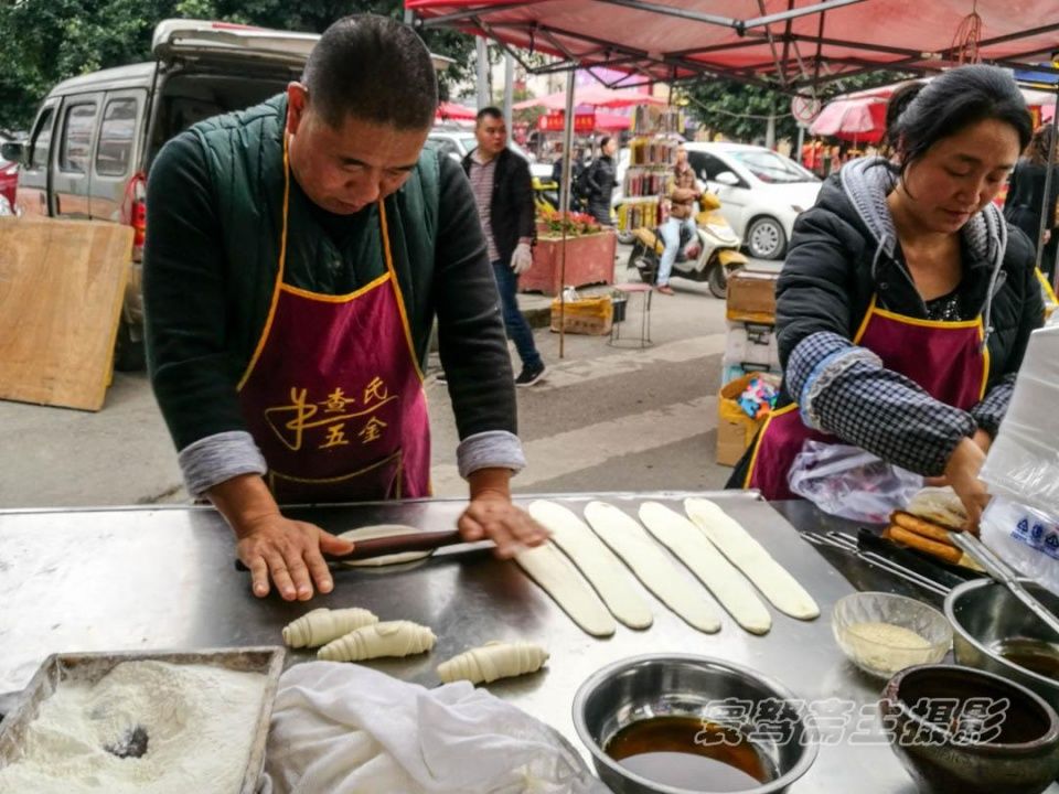 中年夫妻街边摆摊卖锅盔,他们做的锅盔怀远镇一大半的