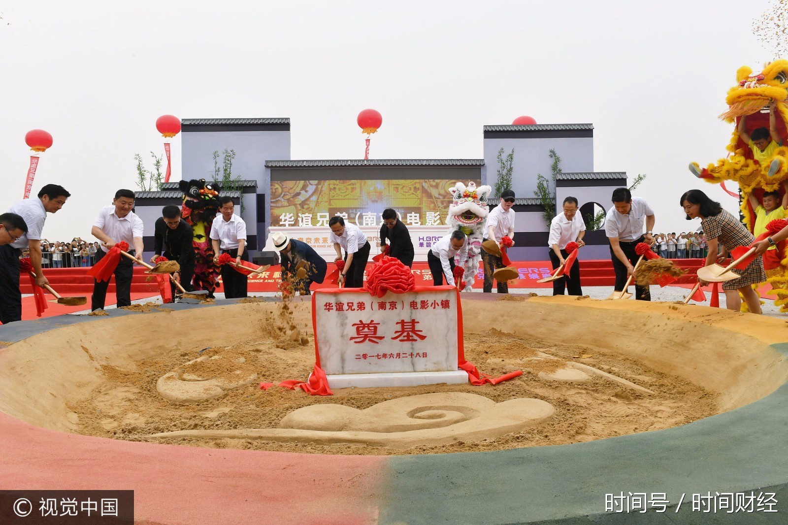 时间财经还独家获悉,8月底,王中军和恒大地产总裁时守明还一起到沈阳