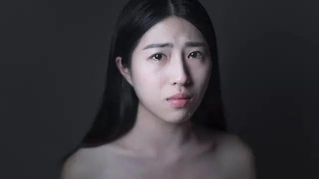 一个女孩弄哭了500个两个,男生却说,谢谢你!对方女生泳衣图片
