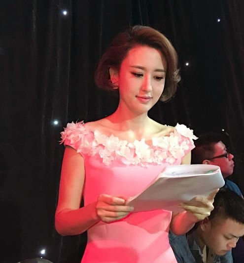 13岁随父亲到央视参观,成著名主持后,嫁大20岁二婚富豪恩爱至今