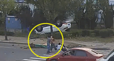 面包车与suv互撞 一对母女未系安全带被甩出