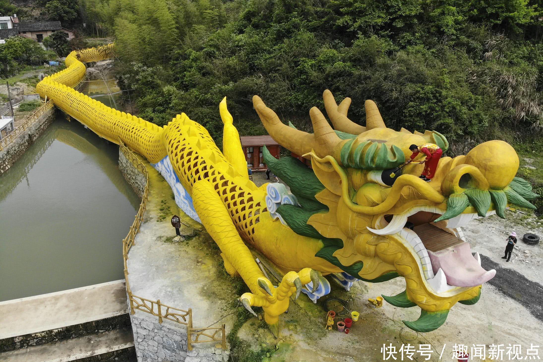 湖南平江惊现"巨龙"贯穿高速公路