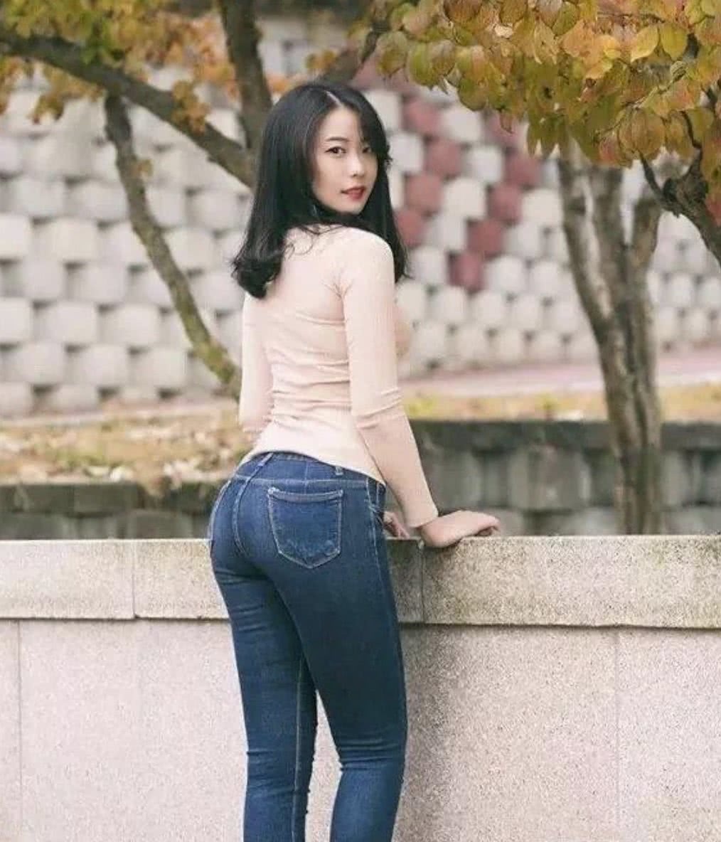 紧身牛仔裤美女一个的转身,便把性感的风情万种撒向了