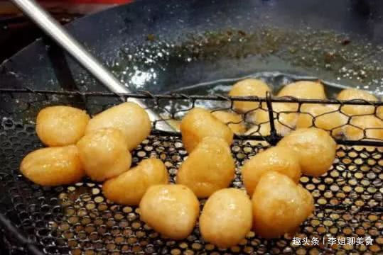糖油粑粑:糖油粑粑是老长沙的著名小吃,软糯的糯米圆子外裹了一层糖汁