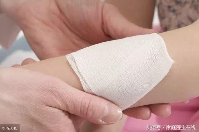 要先进行伤口止血取一些绷带在伤口处,将伤口进行一个简易的包扎以后