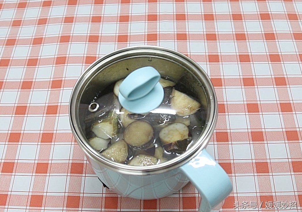 茄子把加冰糖煮水,喉咙疼痛喝一杯,一次就有效果