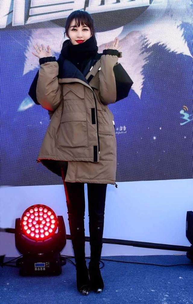 冰雪女王李菲儿,身穿黑色露肩礼服小秀性感,迷人甜笑美到飞!