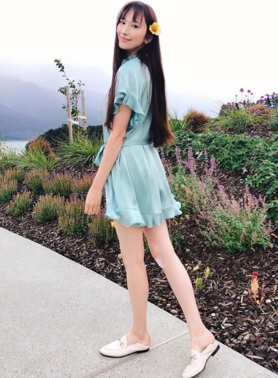 辣妈吴佩慈狂晒照秀美腿,少女装扮嫩出水,膝盖上的伤痕却更抢镜