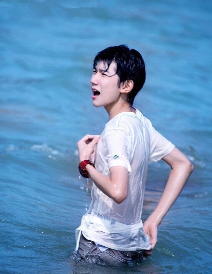 组图:王源录节目浑身湿透 t恤贴身撩人超羞涩