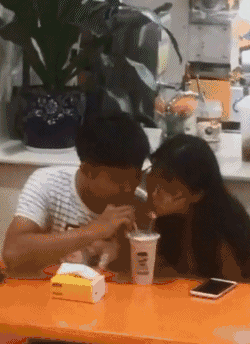 内涵段子:这姑娘才大你两岁你就不能接受了?