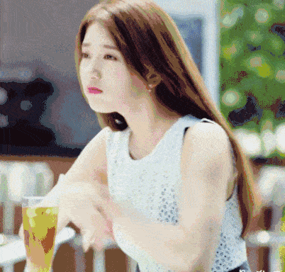 搞笑gif:妹子让你没事瞎得瑟,一屁股下去,自己都哭笑不得了