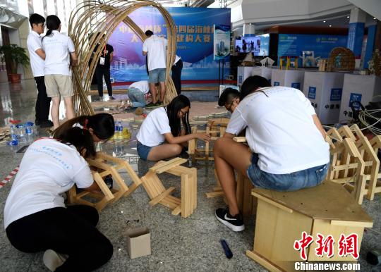 图为8月10日,参加实体建构大赛的大学生们正在比赛现场搭建设计的建筑