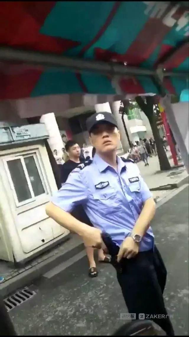 "警察"持"枪"指吓路人!真相来了,人被抓了!(多图)