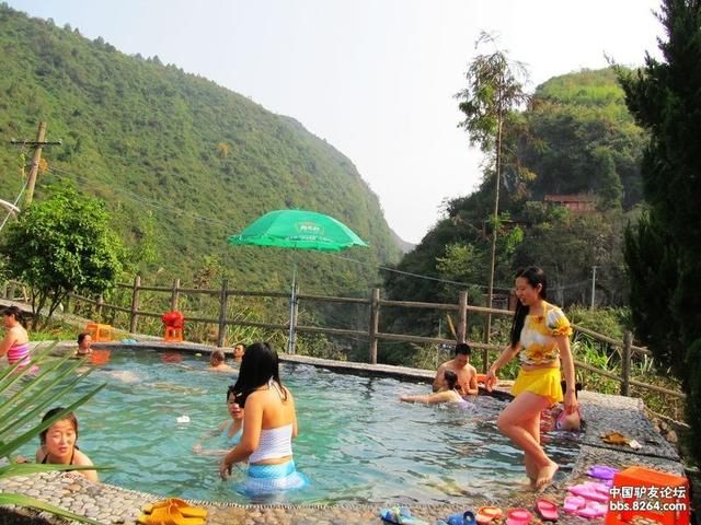 穿越灶坑,沐浴温泉外地驴友张家界活动记