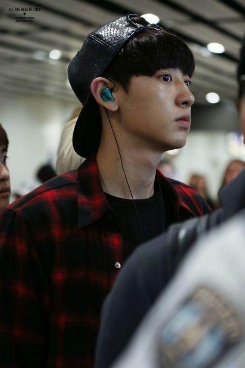 朴灿烈素颜现身机场,边伯贤看他的眼神亮了!