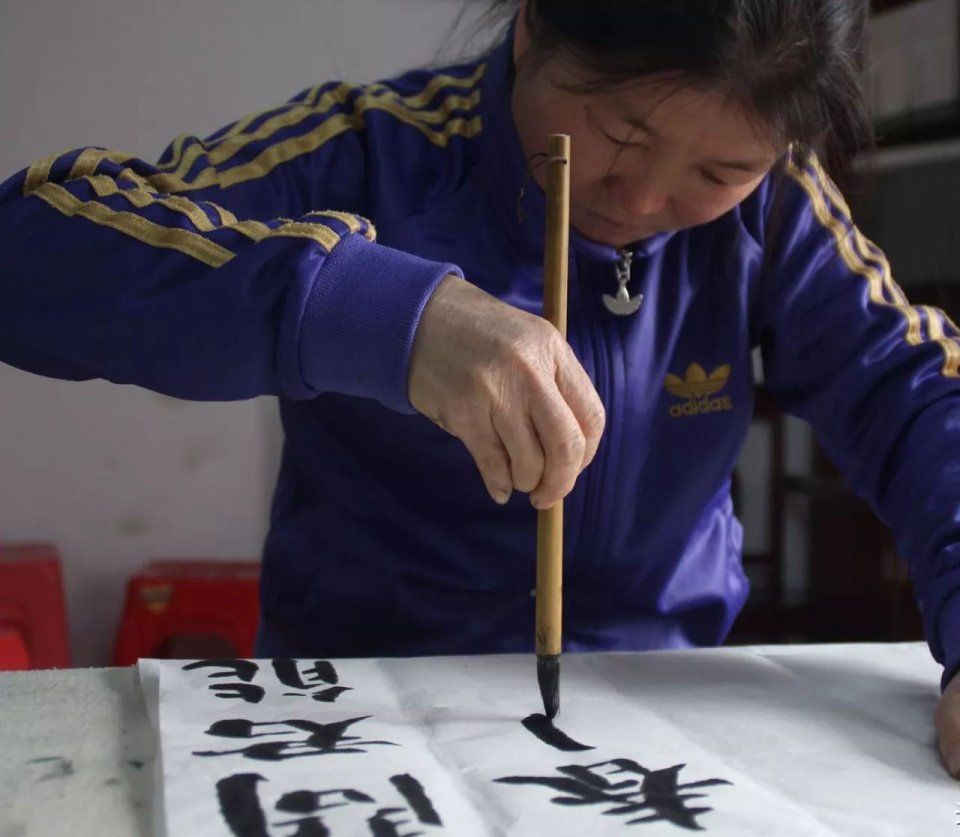 这是一位不走寻常路的农村妇女,她叫李艳红.