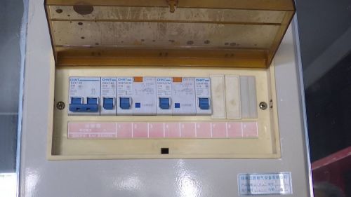 然而,家里的空调线拔了,房间里的配电箱总开关也关掉了,每个月却还