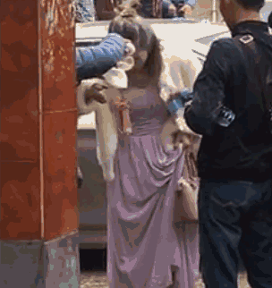 深圳现暴力接亲 轮大锤砸门灭火器喷伴娘