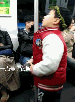 搞笑gif:人家是摇滚协会会长,弹个狗怎么啦,怎么啦!