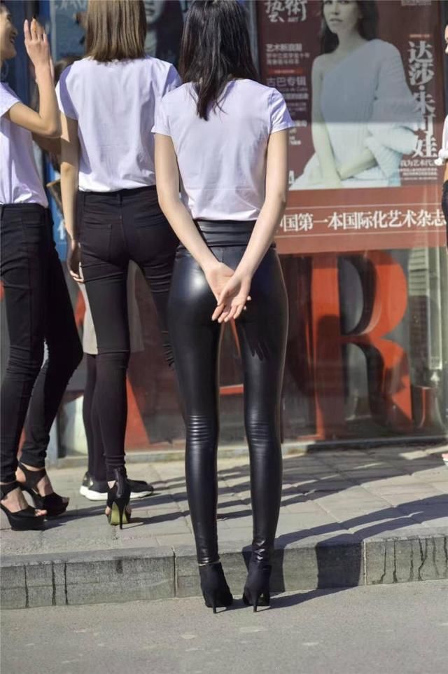 大学生模特苗条身材被紧身皮裤包裹着性感迷人,美臀一
