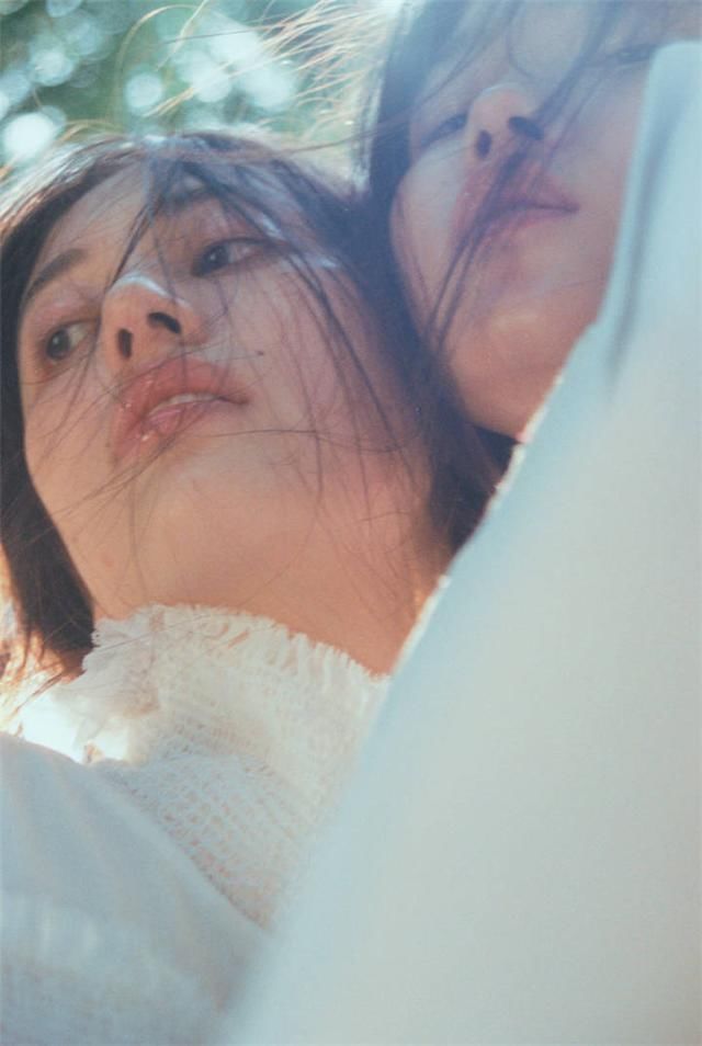 五,搂住脖子 有些男生接吻的时候喜欢缠着女生的脖子,霸道总裁式接吻