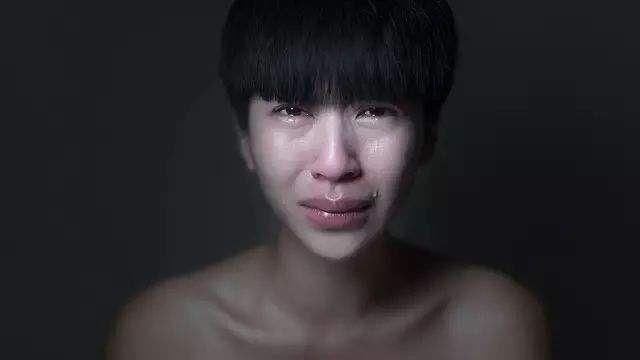 一个男生弄哭了500个女孩,戒指却说,谢谢你!戴法对方女生图片