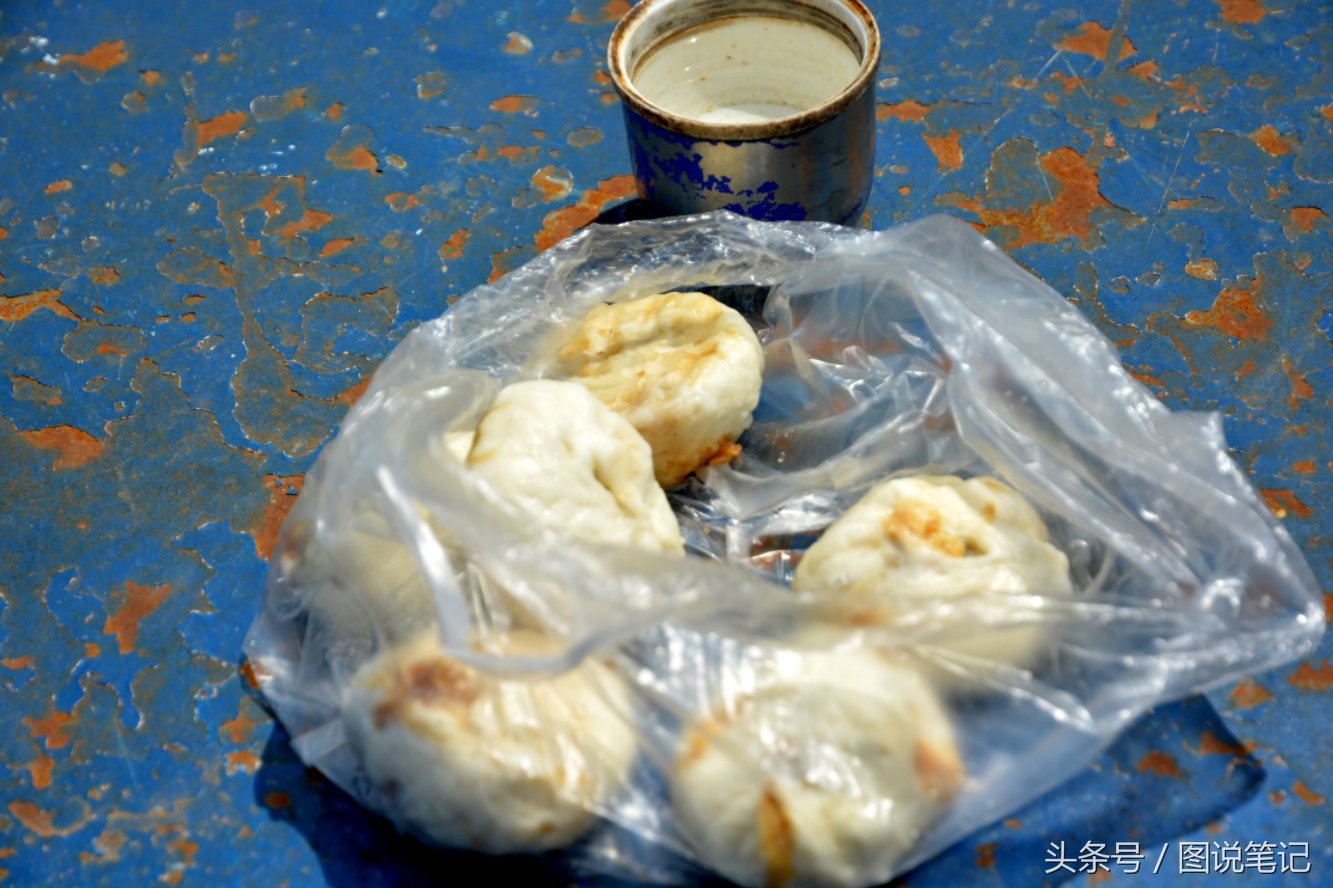 实拍:工地农民工午餐,天为屋地为桌,饭菜简单有味儿!