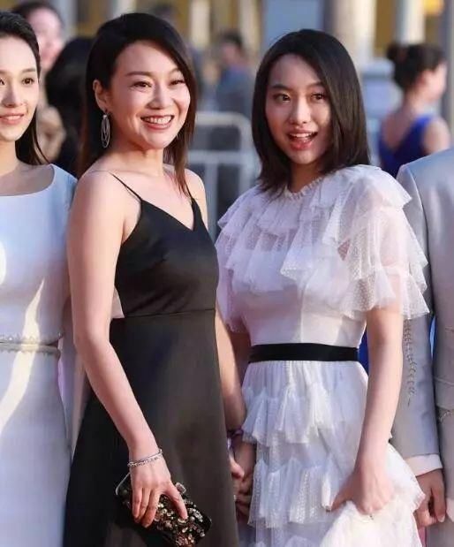 舒淇穿3万衣服扭秧歌,赵薇变桶薇,但都输给全身镶钻的