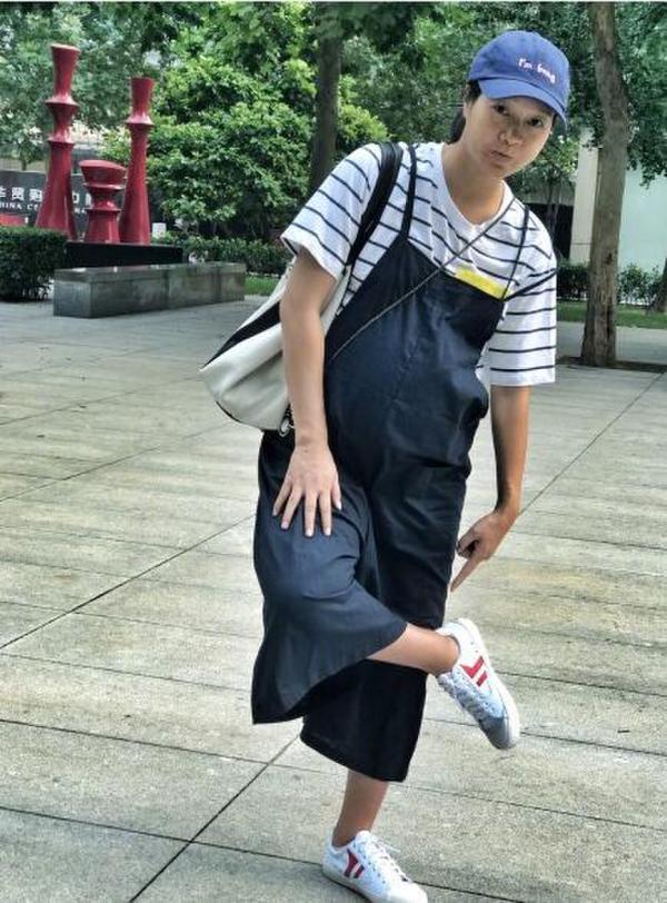 36岁朱丹挺孕肚晒"金鸡独立"照,脸肿一大圈