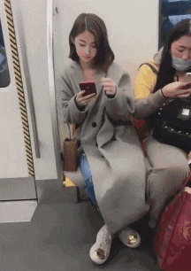 1,有一次在地铁里,我到站了,站起来准备下车.