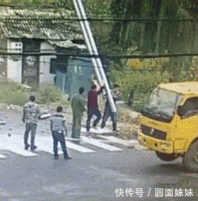 搞笑GIF:哈哈,熊表情,你这表情转圈是生气啥了手孩子包搞笑到底看到图片