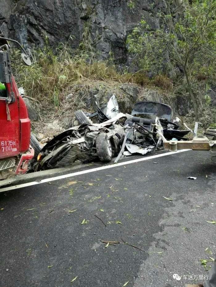 广西河池金城江某路段发生严重交通事故--宝马与大货车激烈撞击