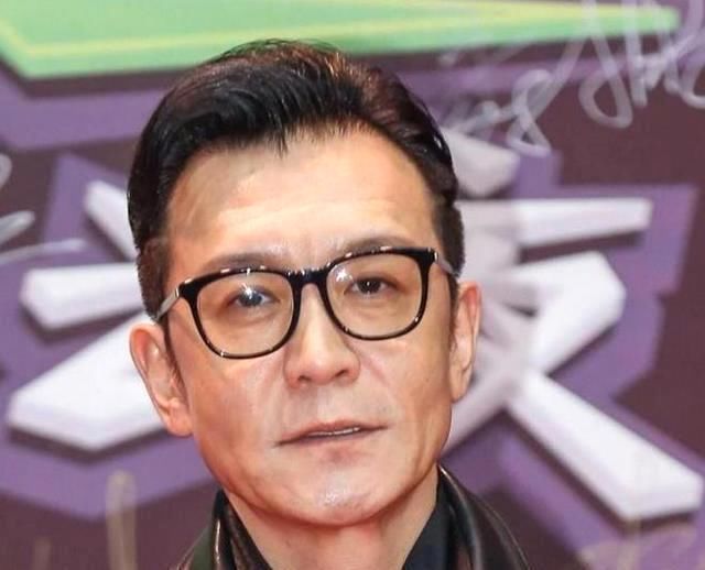 李咏剪掉多年的长发,大变样年轻不止20岁?网友:都认不