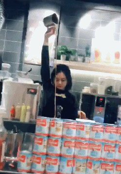搞笑gif趣图:美女这么做可以更好喝吗?不可以,但是可以更贵!